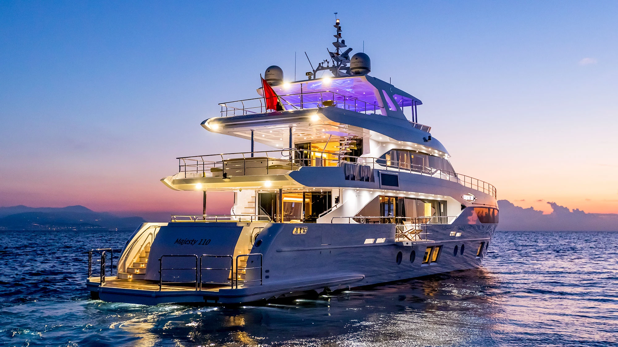 Tubi ovali in acciaio inox senza tempo utilizzati per le lussuose ringhiere del Gulf Craft Majesty 100