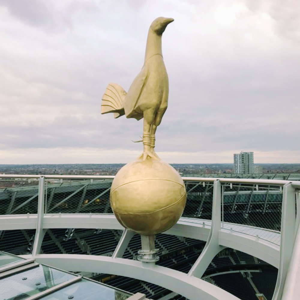 Tubi ovali piatti in acciaio senza tempo utilizzati per il parapetto principale della Sky Walk del Tottenham Hotspur.