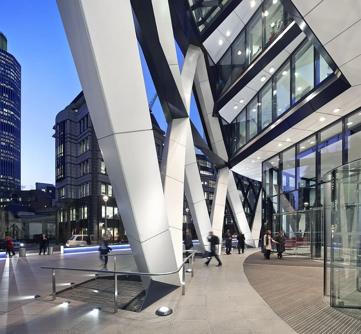 Tubi sagomati in acciaio inossidabile utilizzati come corrimano davanti all'ingresso del Gherkin di Londra.