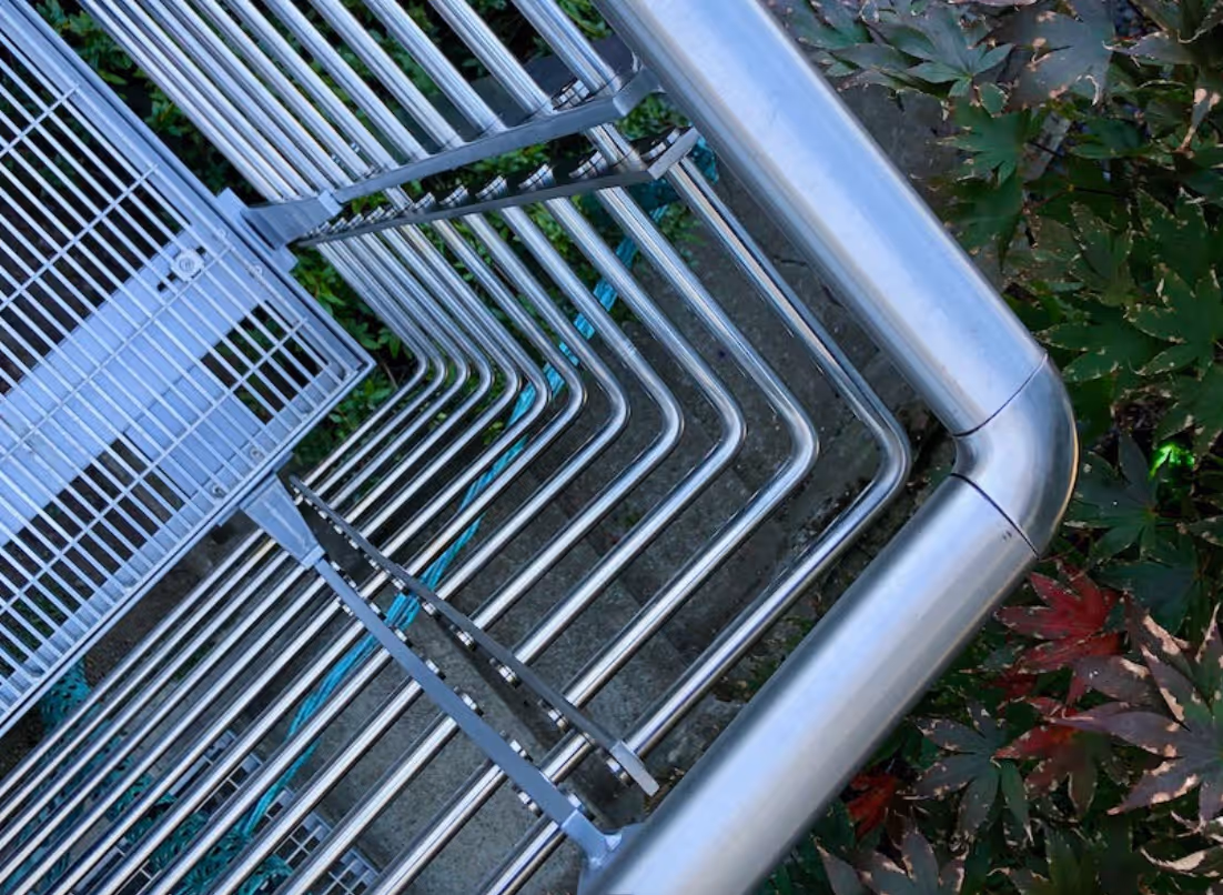 Ein ovales Edelstahlrohr für ein Balkongeländer mit den Maßen 47 × 25 × 2 mm, mit passendem, gegossenen Winkelverbinder