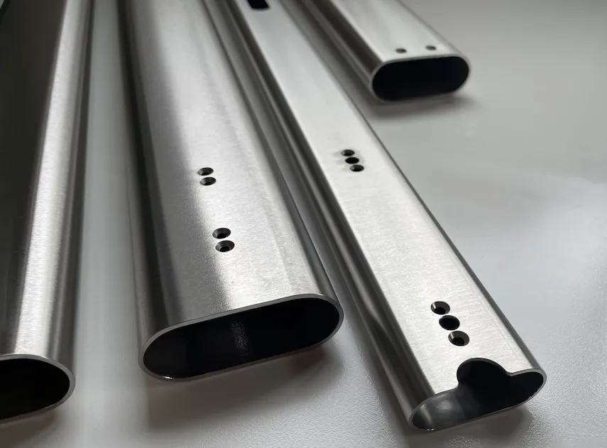 plusieurs longueurs de tube ovale à côtés plats en acier inoxydable avec des découpes usinées par CNC 5 axes pour une ingénierie de précision