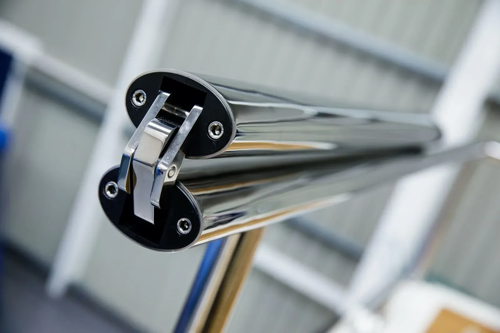 Rampe marine en tube ovale avec charnière multi-pivots dissimulée pour les super yachts