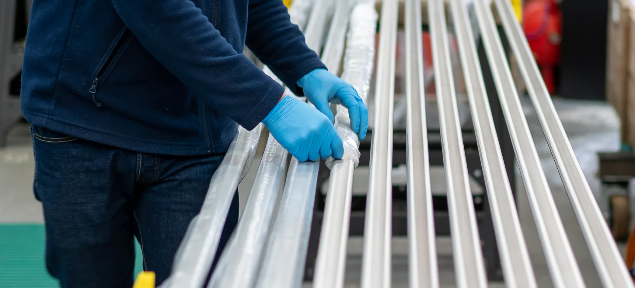 mehrere Längen von ovalen Flachrohren aus Edelstahl werden für den Versand verpackt