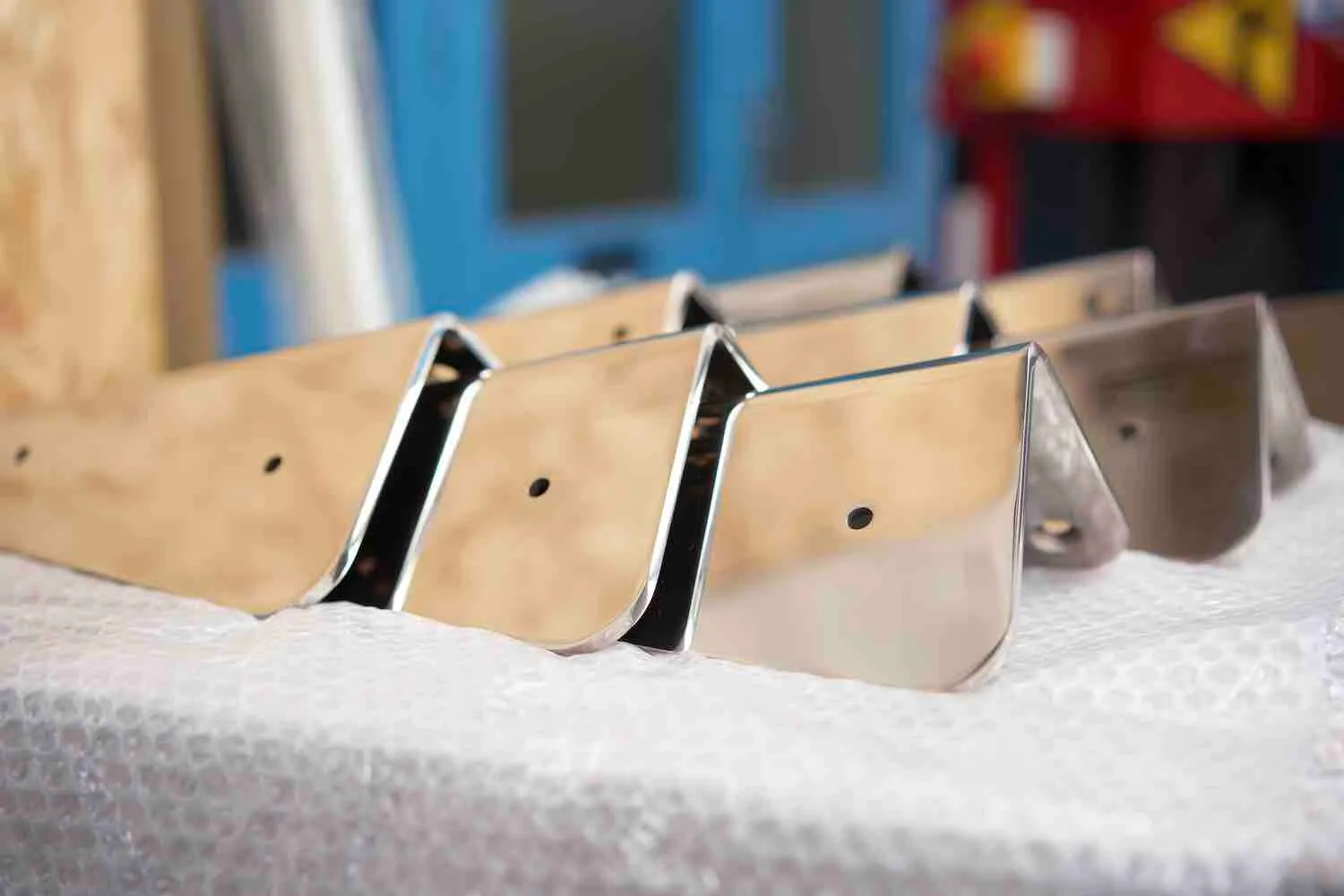 Le piastre metalliche in acciaio inox 316L di piccole dimensioni e la ferramenta marina possono essere portate a una finitura super marina dai nostri esperti di lucidatura.