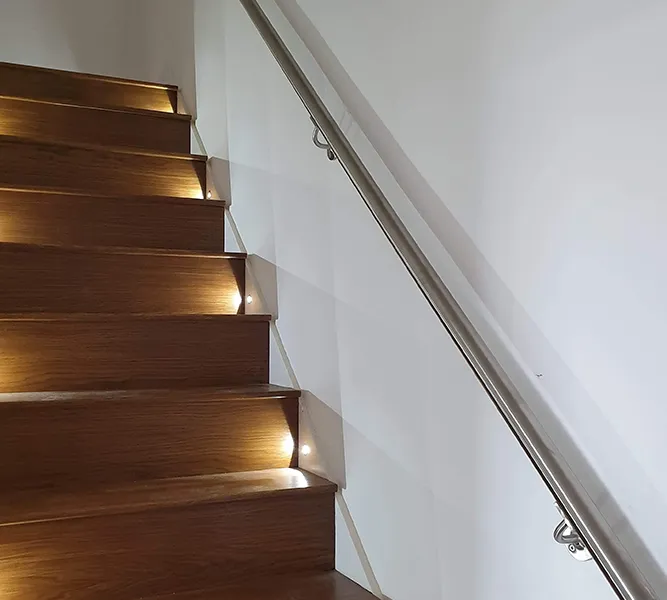 tubo ovale in acciaio inox utilizzato come parapetto su una scala di lusso in legno