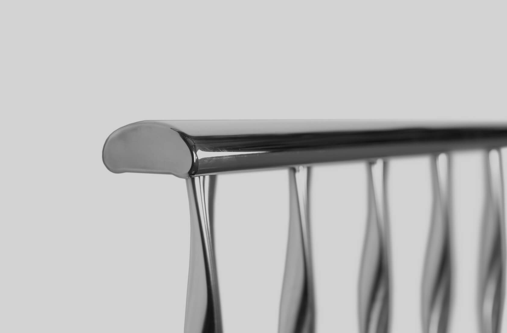 Balaustra in tubo metallico a forma di "D" con montanti in tubo ovale ritorto