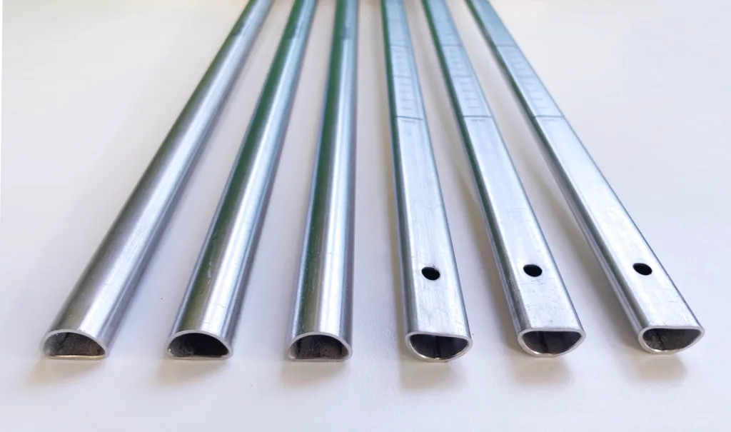 Tubo de acero inoxidable en forma de D utilizado para alojar componentes electrónicos de un dispositivo de medición sísmica.