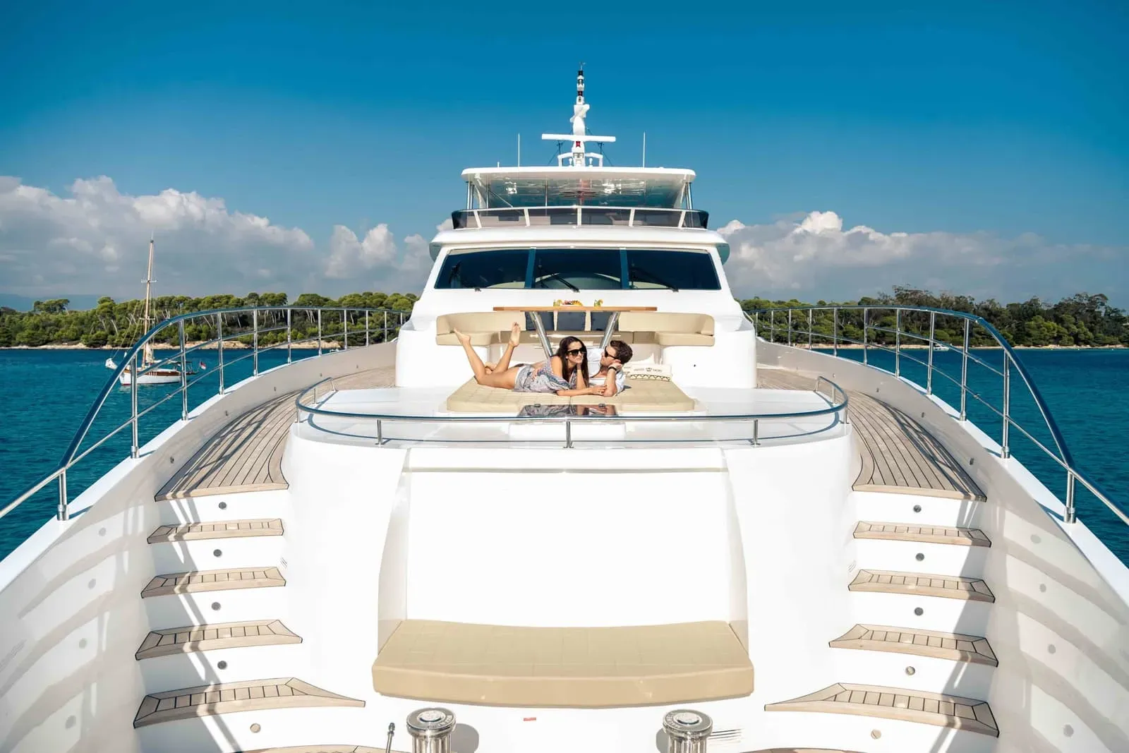 gulfcraft majesty 110 yacht con corrimano in tubo ovale senza tempo
