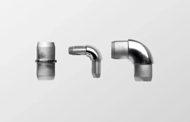 tre raccordi per tubi in acciaio inox lucidato