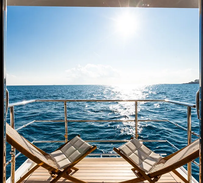 Balcone di poppa di uno yacht Gulf Craft con ringhiera in tubo ovale in acciaio inox super marino
