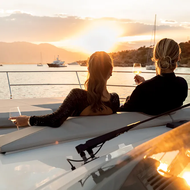 Greenline 65 Oceanclass yacht con ringhiere ovali senza tempo con vista sul tramonto