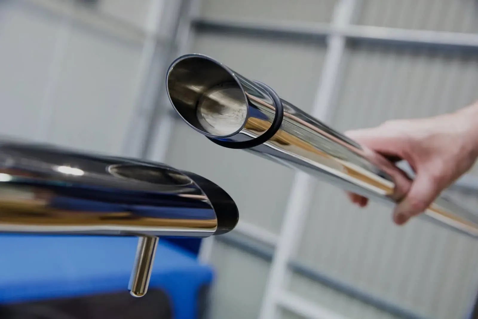 Tubi ovali in acciaio inox utilizzati per un parapetto marino incernierato su un'imbarcazione