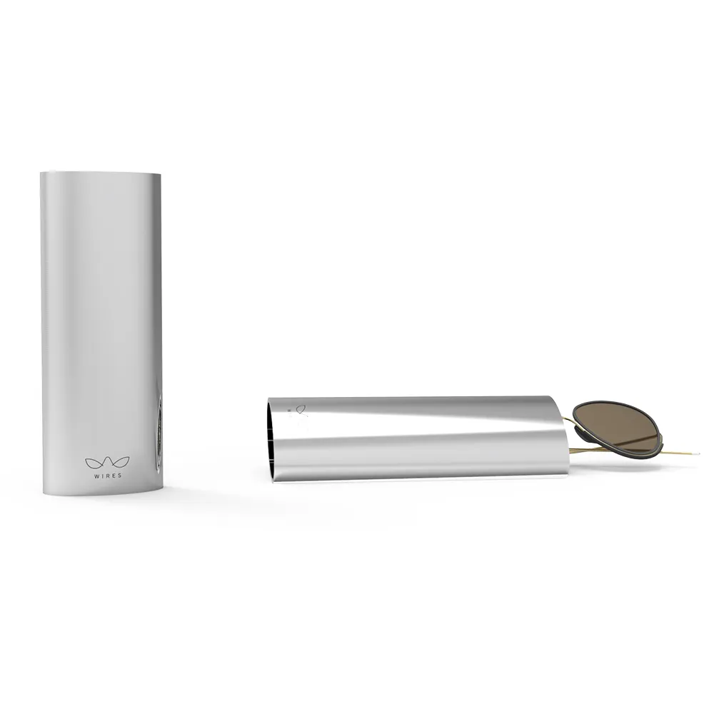 Tubo ovale in alluminio lucidato a specchio utilizzato come custodia protettiva per occhiali da sole per un marchio di lusso.