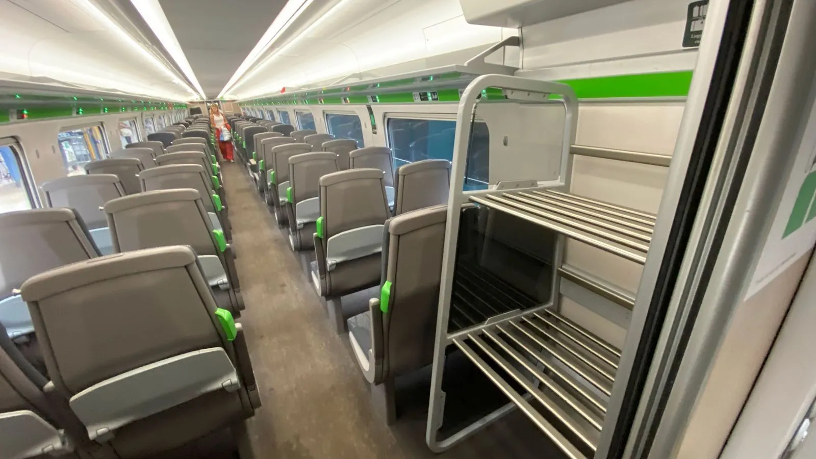 Tube ovale plat en acier inoxydable utilisé pour les porte-bagages des trains Hitachi GWR Class 800/802